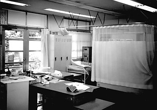 1──横浜市本町小学校（内井昭蔵建築設計事務所、1984）保健室