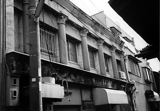 16——［大阪府］壁面に円柱をしつらえたカフェー調の貸座敷。建物の一部は八百屋として使用されている。