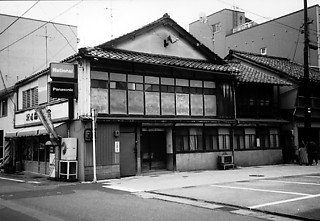 17——［福井県］表の通りに面した電気屋であるが、側面を見ると廓建築の転用であることがわかる。