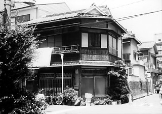 11——［大阪府］住宅に転用された待合。角を切った玄関をしつらえるつくりは貸座敷にもよく見られる。