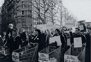 3——1999年、パリでの失業者のデモの一場面。 今日の食事にも事欠くことを訴えている