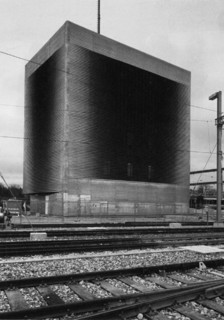 ヘルツォーク＆ド・ムーロン《バーゼル駅信号所》1995 （Herzog&amp;de Meuron 1989-1991, Birkhäuser-Verlag für Architektur, 1996）