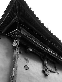 9──植市区改正による切断の痕跡 筆者撮影、2002年1月台湾・彰化市の寺廟・元清観の南壁面は市区計画道路によって薄くスライスされ、構造材を露出している。市区改正はこうした痕跡を数多く残している。筆者撮影