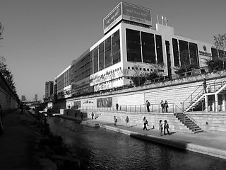 6──ソウル市の清渓川復元事業 周囲の都市空間との連携にはデザイン上の課題が残る 筆者撮影