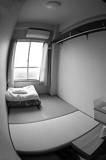 7──YHV客室。3畳AC、TV付き。一泊3000円 筆者撮影