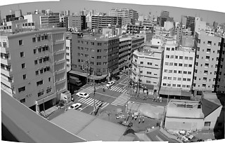 1──上方から見るた寿町。 ほぼすべてが“ドヤ”と呼ばれる簡易宿泊所 筆者撮影