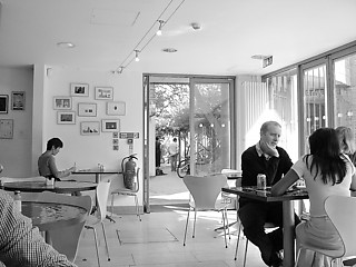 4──BBBC内のカフェテリア。 テーブルや椅子は、このセンターで製作されたもの 筆者撮影