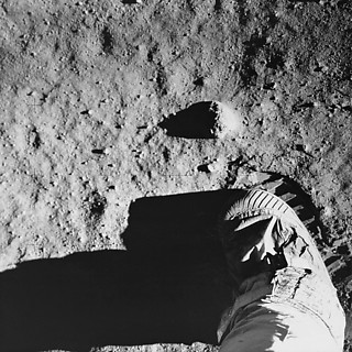 1──月面全体が非常に細かい砂で覆われており、足跡がくっきりと残る　©Apollo17/NASA