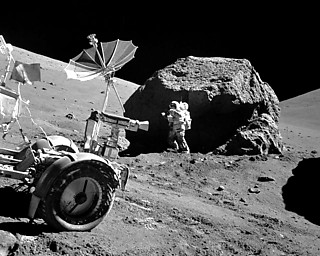 2──月面の鉱物をサンプリングする様子。非常に大きな岩や石も見られる　©Apollo17/NASA
