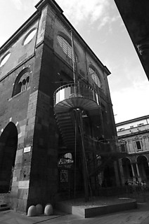2──《ブロレット・ヌォーヴォ》ミラノ 14世紀の建築に軽快な現代の階段が取り付く 筆者撮影