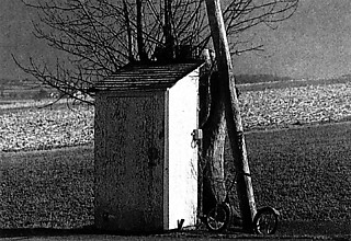 6──畑の中に立つ白い木造の電話小屋