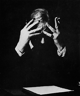 1──白紙を前にしたポール・ヴァレリー（1935年） シャルル・レーランス撮影 「純粋自我の英雄」としてのテスト氏の肖像を思わせる