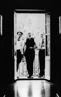 2──1919年頃、ラ・ショ・ド・フォン「ジャンヌレ邸」 （1912年ジャンヌレの設計により建設）2階バルコニーにて 右よりシャルル・エドアール・ジャンヌレ、アメデ・オザンファン、アルベール・ジャンヌレ ラ・ショード・フォン町立図書館所蔵