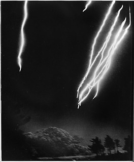 1──照明弾、沖縄、1945年4月（ユージン・スミス撮影） 引用出典＝『ユージン・スミスの見た日本』（東京都写真美術館、1996）