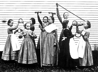 2──体操をする女子学生たち チャーチ・ファミリー、カンタベリー州、1869頃
