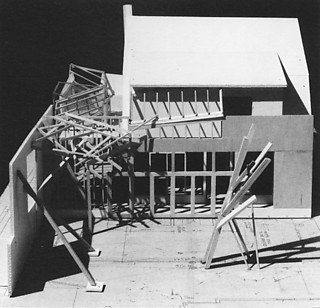 11──《ゲーリー邸》第2期　1979 Deconstructivist Architecture, 1988