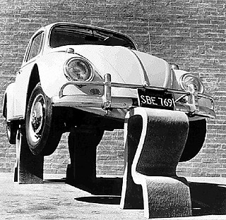 6──車を支えるイージー・エッジ、1972 100 Masterpieces, Vitra Design Museum, 1996