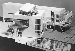 13──《ファミリアン邸》1978 Deconstructivist Architecture, 1988