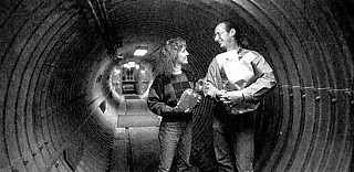 9──居間に続く基地のトンネル 『朝日新聞』1998年4月7日