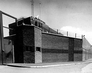 12──10mの高い壁に囲まれたテロ対策の建物、ベルファスト、1980年代半ば　 Terminal Architecture, 1998