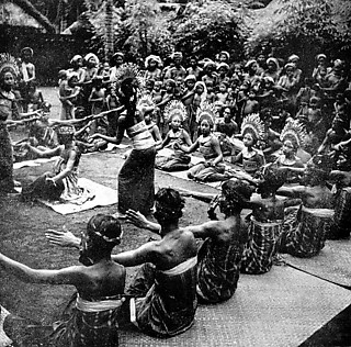 「バリ的な」正統ジャンゲール（写真）と それを裏切るコバルビアスのイラスト 上──Beryl de Zoete and Walter Spies, Dance and Drama in Bali, 1973
