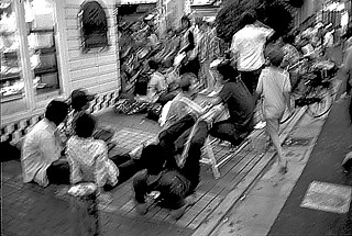 4──若者の居間と化した下北沢駅南口の小さな広場 筆者撮影