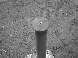 5──塗装前の鉄脚の底部。 この円盤は手で切り出している。 真ん中には後でゴムを固定するビス穴を空けている