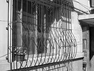 2──市内でよく見かける住宅窓の鉄格子。角鋼のほかに丸鋼や鉄筋棒を使って作ったものもある。