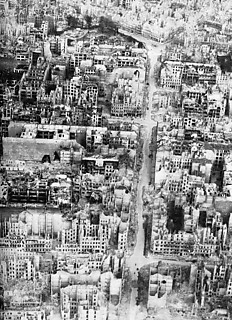 25──爆撃で廃墟になったベルリン、1945年 出典＝Architectural  Design, 7/8, 1982.