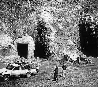 14──ビンラディンの地下基地とされる洞窟の入口 出典＝『AERA』（10月1日号）