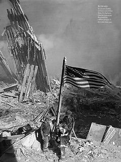 18──世界貿易センターの廃墟に国旗をたてる消防士、 9月11日 出典＝Newsweek, Commemorative Issue