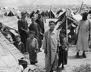 13──テント村に暮らすアフガニスタン難民、 ペシャワル近郊 出典＝『朝日新聞』（9月7日）