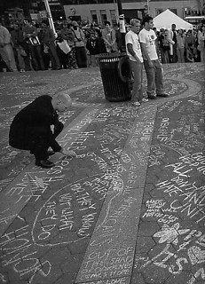 19──犠牲者への哀悼のため、ニューヨークの ユニオン・スクエアにメッセージを書く人々 出典＝『中央公論』2001年11月号